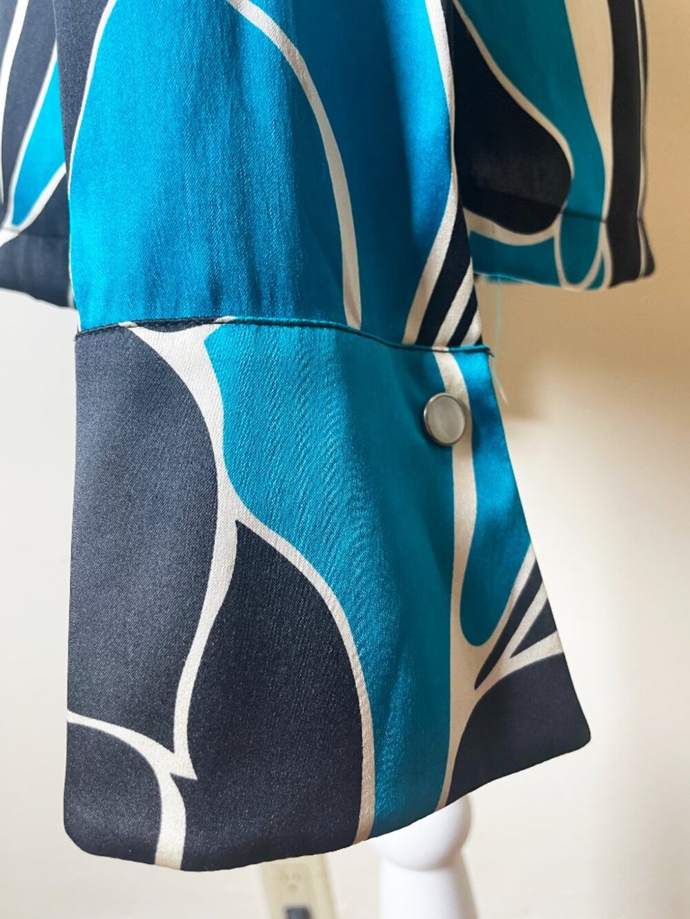RARE 100% SILK CACHÉ Twist Front Blue Black Vintage Blouse Size Small EUC - Picture 6 of 10